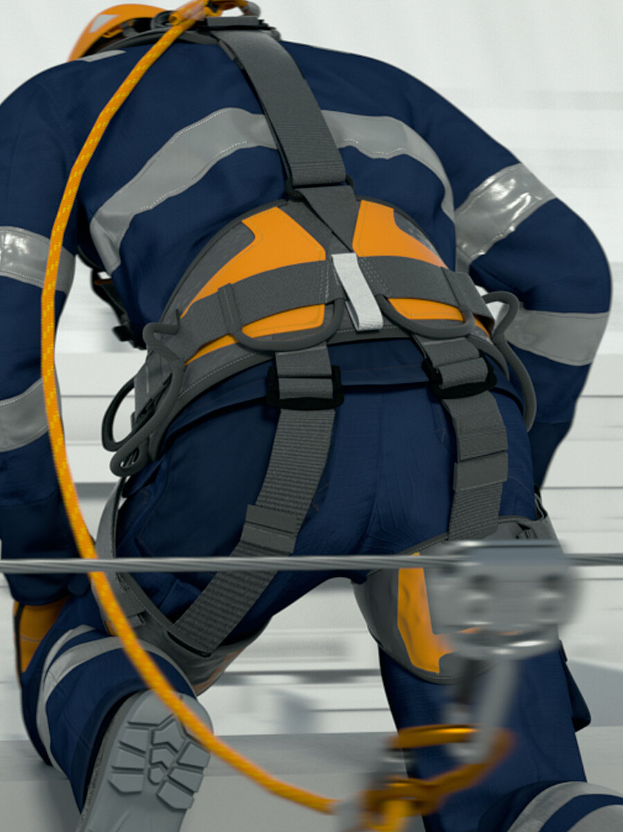 Homme au bord d'une chute avec système de retenue