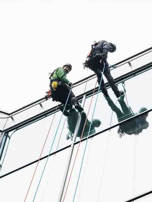 Practical example of individual protection for two people on a glass façade with the TAURUS rail system