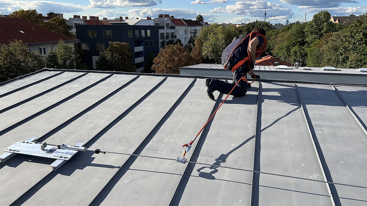 Safe on the flat roof and at the edge of the fall - AIO