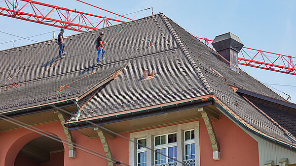 Beveiliging van het steile dak en de rand van de val bij het Volkshaus Zürich