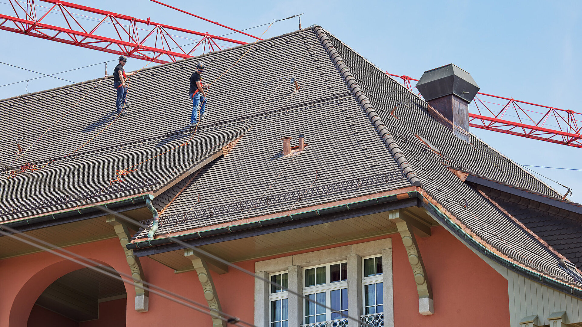 Asegurar el tejado empinado y el borde de la caída en el Volkshaus de Zúrich