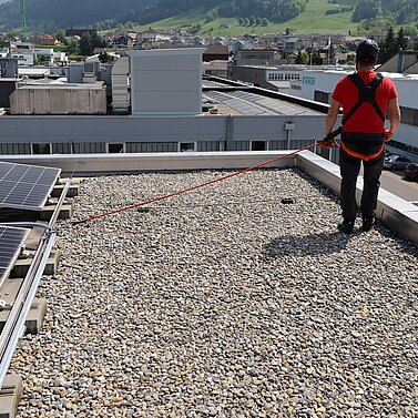 Brasserie Appenzell - en sécurité sur le bord de la chute grâce aux dispositifs antichute d'Innotech