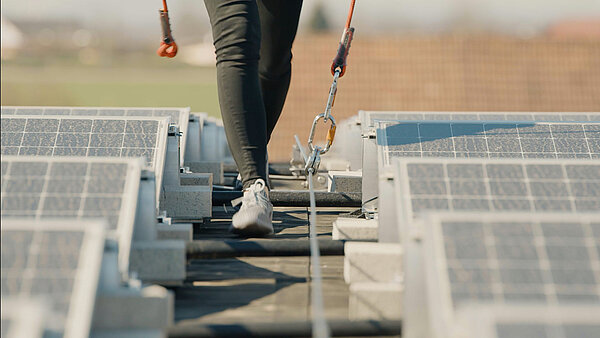 Construcción base para fotovoltaica, superficie de tejado soleada asegurada