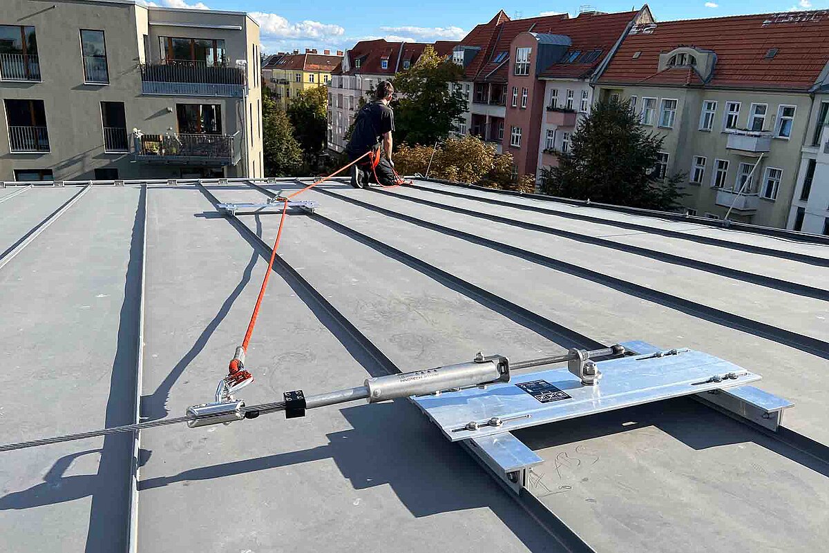Vista detallada de un sistema de retención por cuerda en un tejado plano