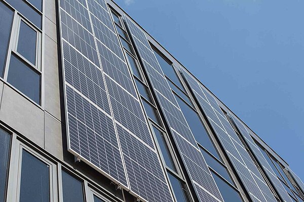 Un edificio con instalación solar fotovoltaica como fachada fotovoltaica