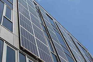 Un edificio con instalación solar fotovoltaica como fachada fotovoltaica