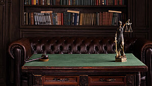 Una figura y un mazo de juez ilustran las normativas legales para sistemas anticaída