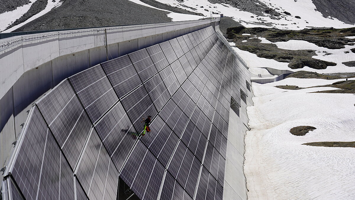 Safe at the PV modules on the Muttsee dam
