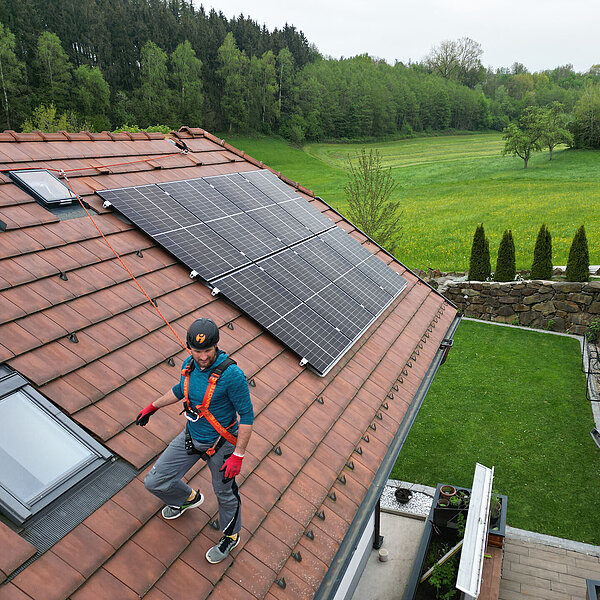 Dispositif anti-chute sur un toit en pente avec installation photovoltaïque conformément aux prescriptions légales.