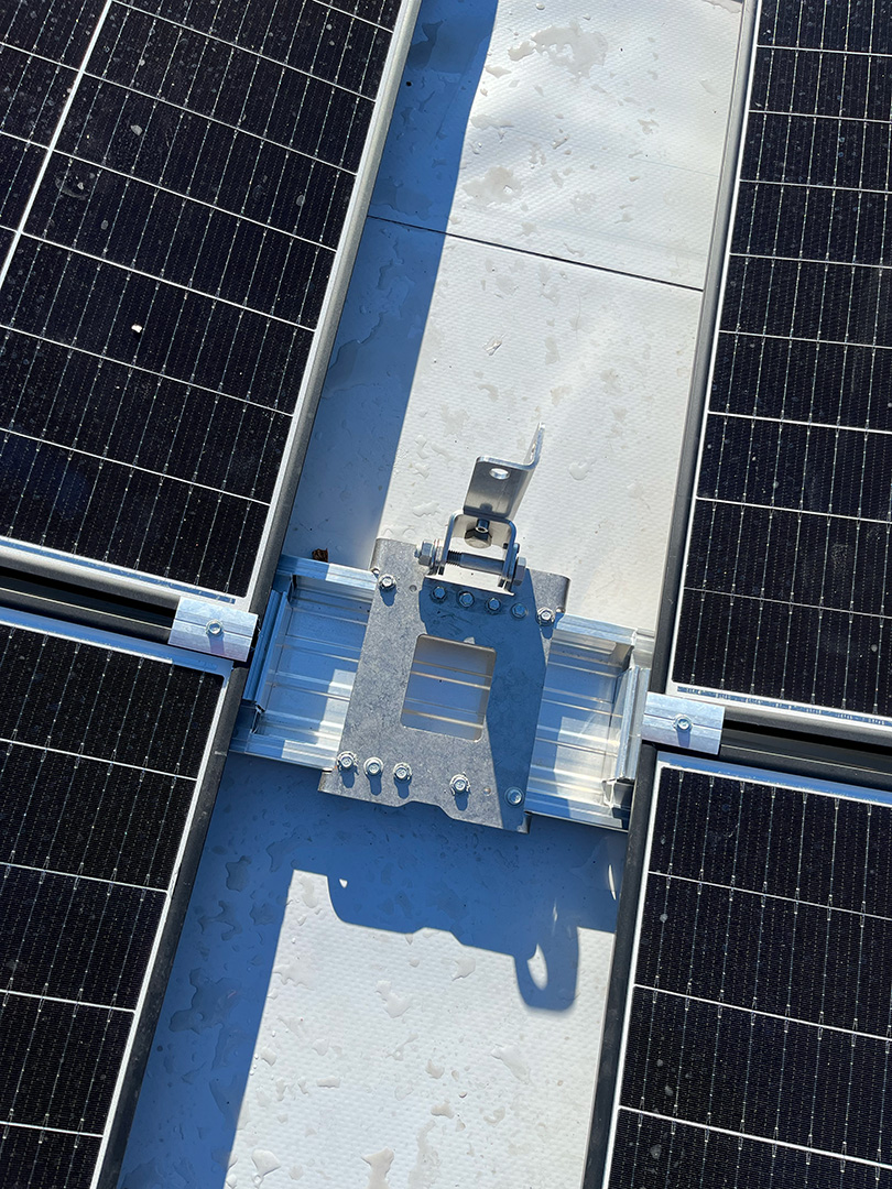 Montage du système de ligne de vie AIO sur la sous-construction photovoltaïque chez Teccon
